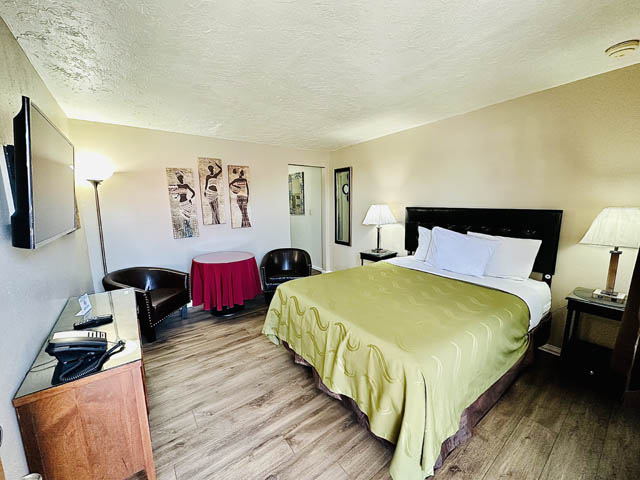 Queen Deluxe Tub Room at Sage-N-Sand Motel